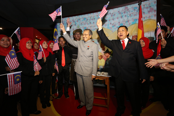 首相馬哈迪於2014年到Red Carpet2與“國父”慶國慶。