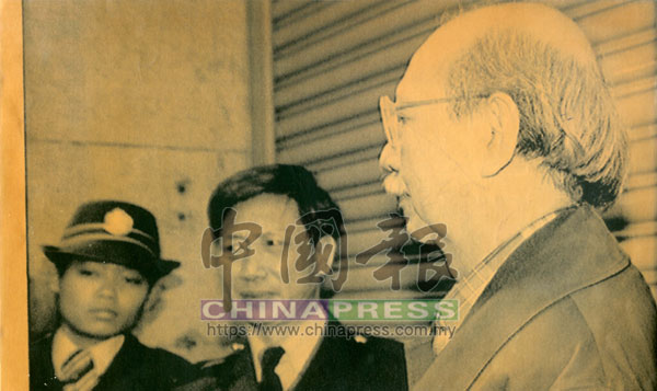 羅連奧斯曼（右）在香港西區裁判署提堂後，在辯護律師陪同下離開；不過他馬上又被當地警方扣押。