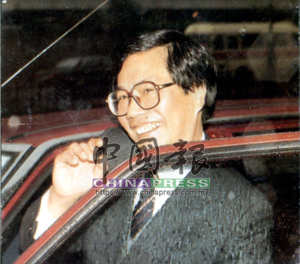 陳松青拖垮了佳寧集團，也連累大批股民損失慘重甚至破產，但他仍以招牌笑臉現身媒體鏡頭前。 