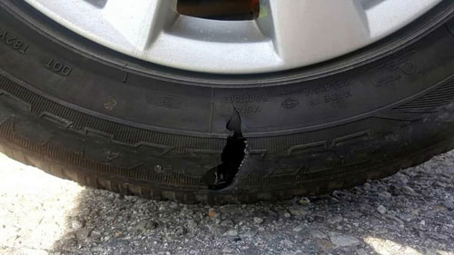 輪胎的痕跡明顯不是“自然爆”，而是遭蓄竟割破。  