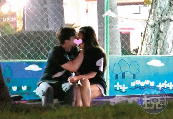 張東晴與吳亞璟在公園激吻愛撫13分鐘。（取自《鏡周刊》）