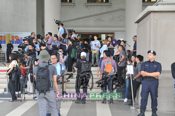 大批國內外媒體聚守在法庭大廈外等候納吉離開法庭。 