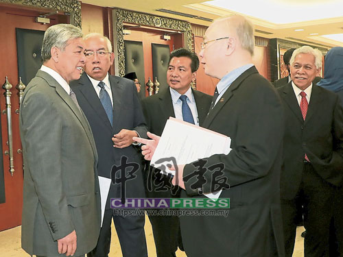  魏家祥（右）在國會走廊與國會反對黨領袖拿督斯里阿末扎希會談。