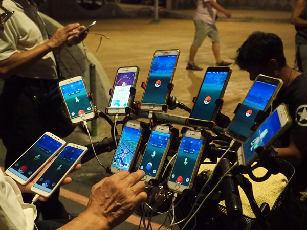 Pokemon GO阿公從6支手機升級成9支手機後，如今又進化成使用11支手機了。 