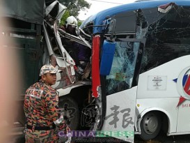 巴士與羅厘相撞 31乘客受傷 2司機被夾