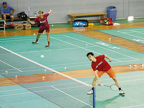 印尼羽球男雙強檔凱文（右）與基迪翁積極為亞運會準備。（路透社） 