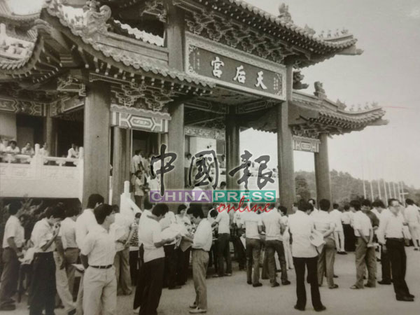 平時冷清的天后宮聚滿了關心華文教育的華社各朝野政黨。