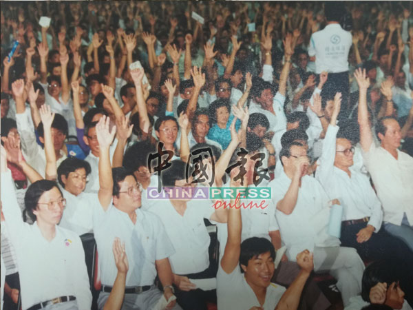 約4000名全國華團政黨代表在吉隆坡天后宮在激動的情緒和熱烈的掌聲下，一致通過5項議決案。