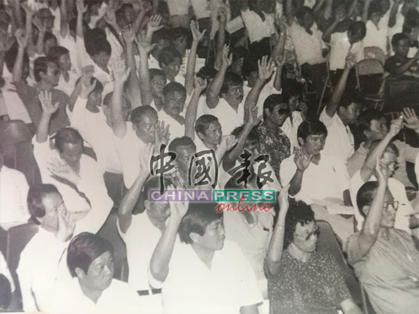 1987年10月11日，馬華公會、民政黨、行動黨、董教總及華總等朝野政黨及華社決定在天后宮召開抗議大會，反對教育部委派不諳華文的教師出任華小高職。