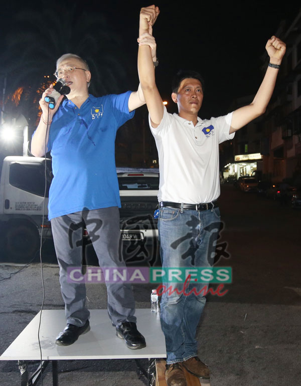  魏家祥（左起）促請無拉港選民支持該黨的候選人陳志忠。 