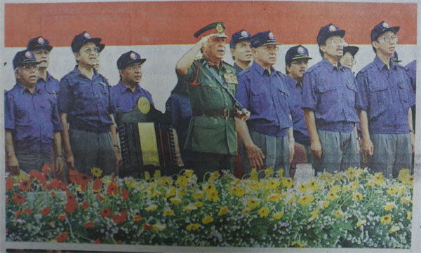 馬哈迪（前排左 2）與安華（前排右2）在1998年的國慶慶典上同台，兩天後安華即被革職。