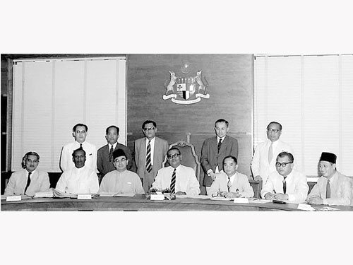  馬來亞取得獨立后的第一任內閣。左4起東姑阿都拉曼和李孝式。