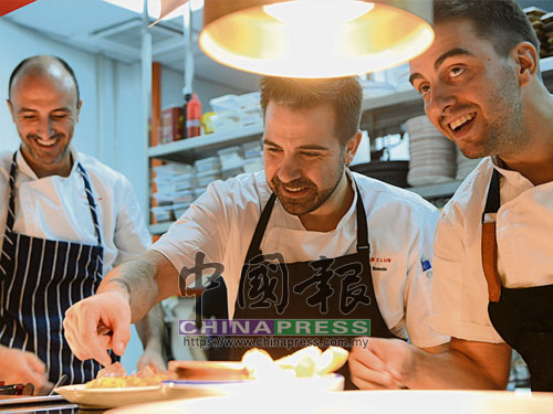 左起為行政總廚Jose Alonso、主廚Gabriel Ronnin Roig以及Executive Chef Manuel Berganza，給現場嘉賓準備美食。 