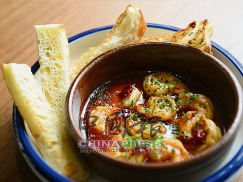 Gambas al Ajillo彈牙的蝦子沾滿了蒜米香，還有些許干辣椒的刺激，讓人可吃完沾醬的麵包。 