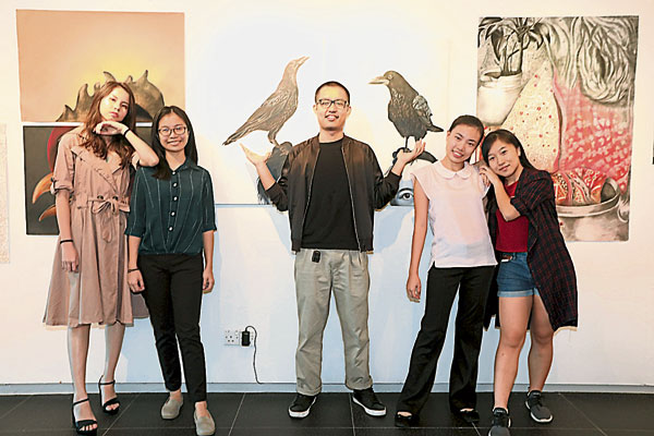 受訪的5位馬來西亞藝術學院學生，從來都不擔心“搞藝術找不到吃”，反而感謝老師開啟他們的設計思考；學院的課程讓他們學習更多。 