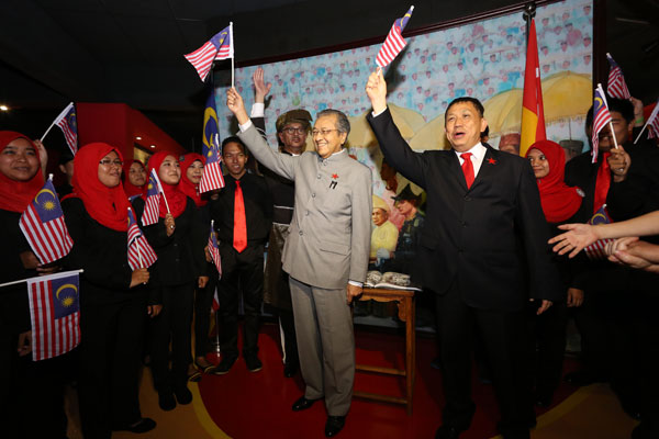 馬哈迪於2014年國慶之時，來到i-City Red Carpet 2與國父（蠟像）齊喊“默迪卡”。