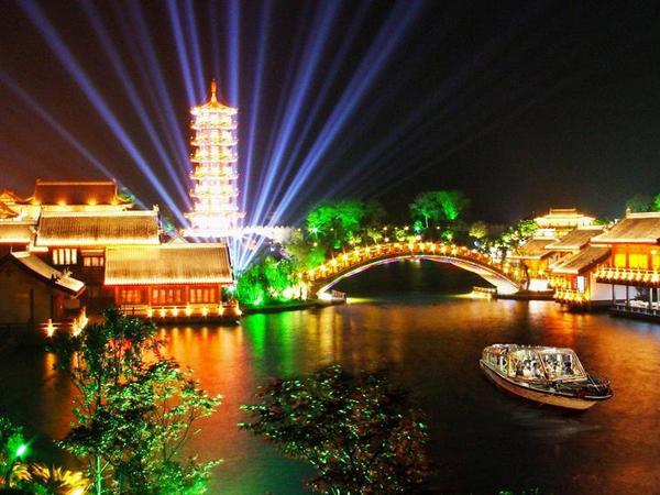 來到桂林一定要夜遊兩江四湖，欣賞桂林獨有的絢麗夜景。