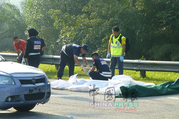 4名涉及多州多宗破門行竊及搶劫案的“越南幫”匪徒,在收費站處與警方發生交火,全數遭警方殲滅。