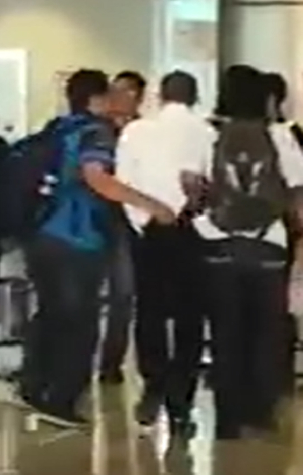 嫌犯（中）被吉蘭丹警方扣押到古晉國際機場，準備乘機飛返吉蘭丹助查。 