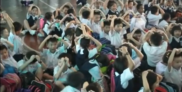 學生們在老師的帶導下，以“愛心”手勢激勵梁灃頻老師。
