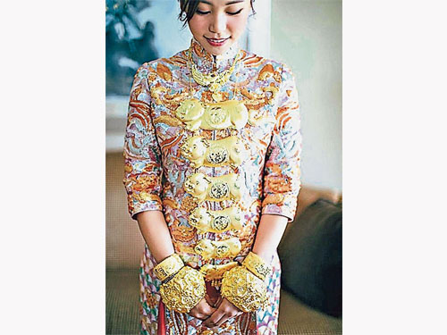 薛家燕餽贈媳婦6塊大金豬牌、金飾手鏈，還有一對巨型龍鳳鐲。