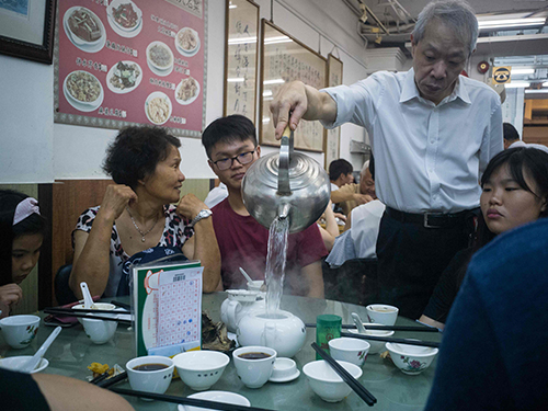 吃點心配上一杯中國茶，即成香港人傳統的飲茶文化。（法新社）