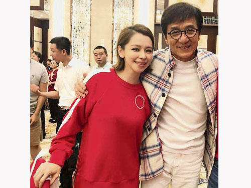  徐若瑄（左）日前到山西參加第4屆成龍國際動作電影周，與成龍敘舊。翻攝徐若瑄面書 