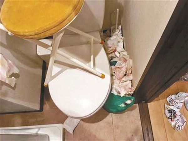 衛生間有大量用過的紙巾，馬桶蓋上還有把椅子。圖/環球網 