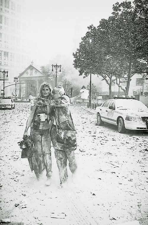 911恐襲當天，卡佩斯特羅（左）和女同事一起赤腳走在街上，全身被世貿倒塌揚起的灰塵覆蓋。 
