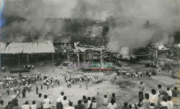 烟花厂工人和附近居民在首次爆炸发生时不以为意，还拉大队跑到烟花厂周围围观。