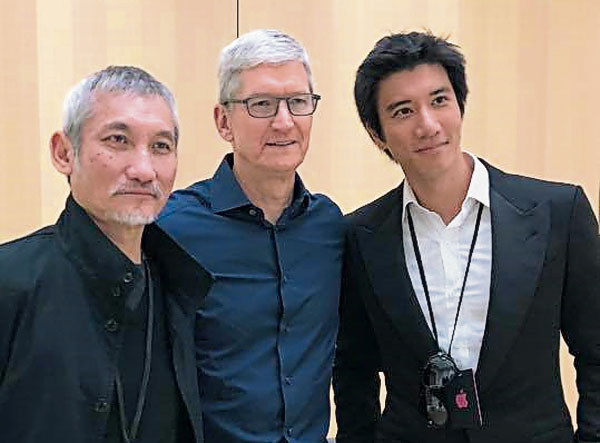 王力宏(右起)、庫克和徐克，在蘋果發表會上合影。