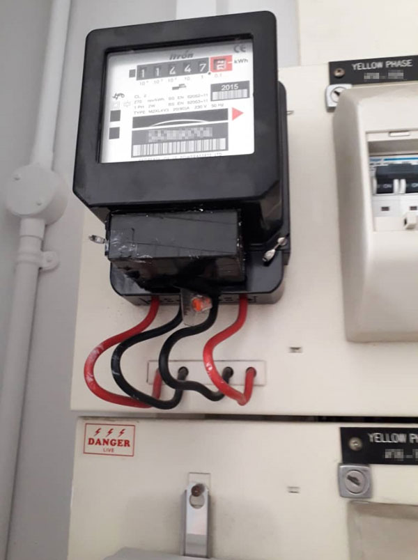 一名住户被指用黑色胶带缠绕磁铁，吸附在电表下，用来牵制电表的转动。 