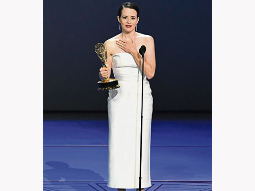  英国女星克莱儿芙伊演出《王冠》表现细腻，首度入围艾美奖戏剧类最佳女主角就获奖。