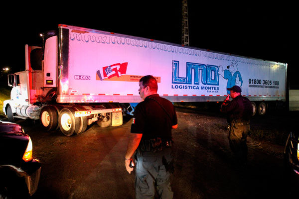  墨西哥凶杀案多到遗体没地方放，至少100具受害者遗骸装在拖车里。图/法新社