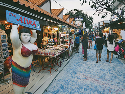 聚集岛上最多餐厅和各类商店的热闹大街。