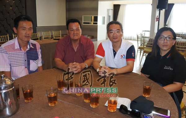 邱培栋（右2）与罗锦强的家属，在记者会上发布起诉政府及警方胜诉的消息。左起为罗钿渌、罗源辉、李诗蕊。
