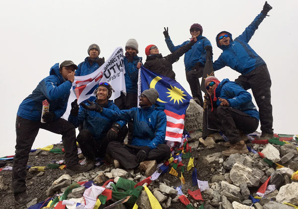敦胡申翁大学8名师生登上“世界最高峰”，让“辉煌条纹”在海拔5550公尺的高峰上飘扬。 
