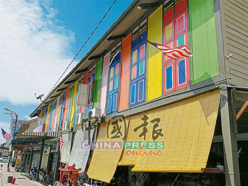  峇眼拿督大街老店重新上漆，显得更缤纷。 