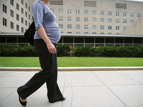  专家提醒孕妇应减少行走空气污浊的道路。（互联网）
