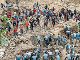 颱風‘山竹’吹襲．菲死亡人數恐過百 礦工徒手挖泥