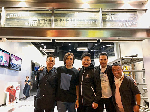  曾志伟（右起）、谢天华、钱嘉乐、郑伊健和林晓峰在香港为《黄金兄弟》谢票。 