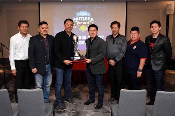 冠名赞助商珍轩发展有限公司由执行董事罗绍峰（中）移交冠军杯给NBL ASIA总执行长陈其贤（左3），在场者包括陈峋鸣（左起）、叶理国、林兆兴、洪俊文和叶键瀚。