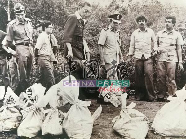 看着一包包的碎尸，当年的外交部长丹斯里嘉沙里（中）心情特别沉重。