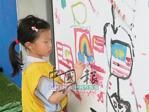 黎明幼儿园允许孩子们挥洒创意——户外涂鸦区。 