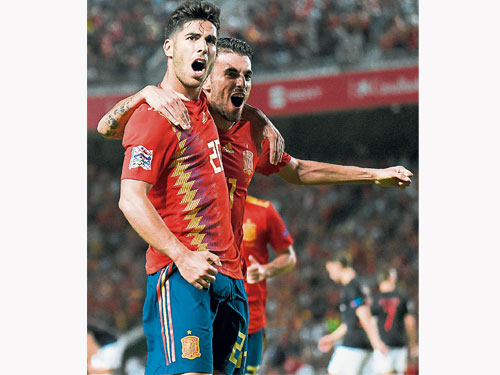  阿森西奧（左）一人獨造5球，帶領西班牙主場狂胜克羅地亞。（法新社）