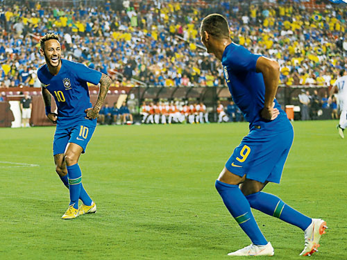  巴西隊在友誼賽5比0大勝薩爾瓦多，內馬爾（左）獨造4球表現極佳，在場上和貢獻2球的理查利森跳舞慶祝。（美聯社）
