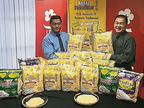 Jasmine集團總營運長莫哈默法艾扎（左）及林瑞桔推介Royal PusaGold金絲米，為市場提供優質產品的選擇。