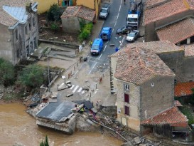 法西南部百年最严重洪灾 路断桥垮千人撤离