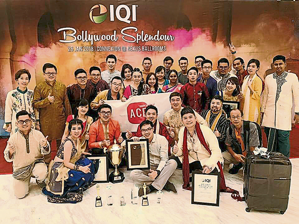 <b>以“宝莱坞”为主题的晚宴，梁翔奕与陈俐燕也配合主题，身穿印度传统服装，与团员们共同度过充满印度文化的一晚。</b>