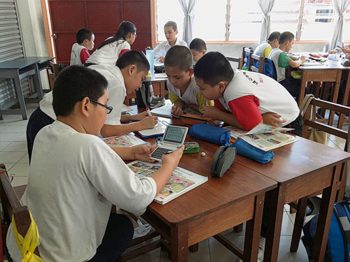 学生在小组安排后，遇到难题可以寻求其他组员协助，或查阅电脑字典等。 